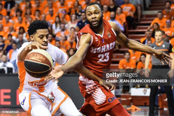 Forward DJ Stephens vies with US' small forward Christopher Evans during the French Pro A semi-final play-off basket-ball match between Le Mans and...