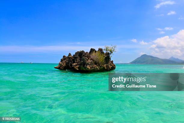 le rocher de cristal - mauritius - rocher stock pictures, royalty-free photos & images