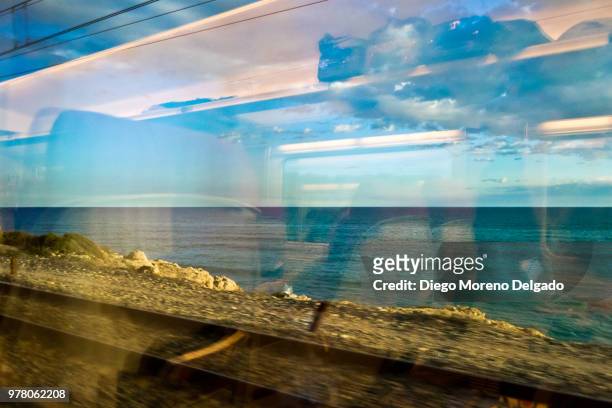 tren, puesta de sol y mar  - train, sunset and sea - puesta de sol - fotografias e filmes do acervo