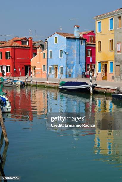 colors on the canale - canale stock-fotos und bilder