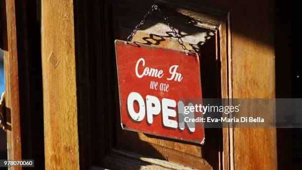 schild an einem kleinen flohmarkt in twistetal - flohmarkt stock pictures, royalty-free photos & images