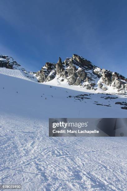 mountains covered in snow, blackcomb peak, fitzsimmons range, canada - blackcomb-mountain stockfoto's en -beelden