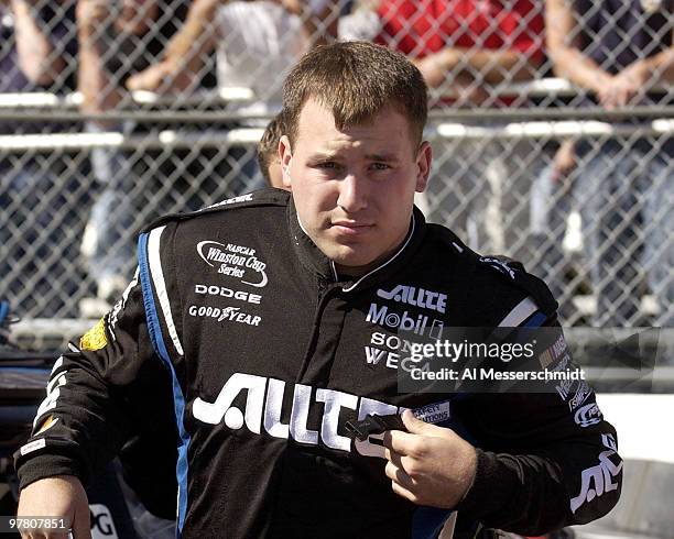 Ryan Newman buckels up after pre-race introductions