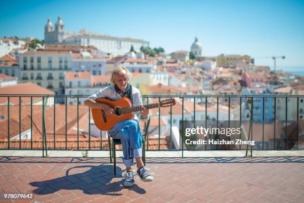 fado-musiker in lissabon - fado stock-fotos und bilder