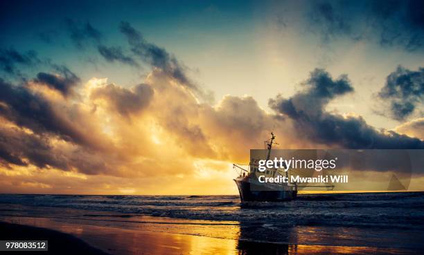 shipwreck in sea at sunset, malindi, kenya - マリンディ ストックフォトと画像