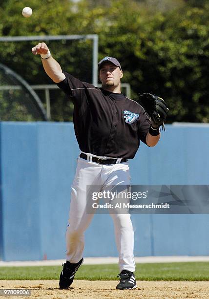 Toronto Blue Jays third baseman Eric Hinske warms up March 8, 2004 before a spring training game against the Pittsburgh Pirates in Dunedin, Florida.