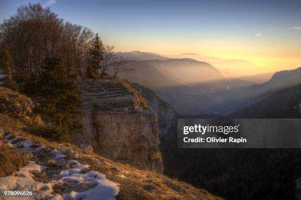 lever de soleil au creux du van - creux du van stock-fotos und bilder