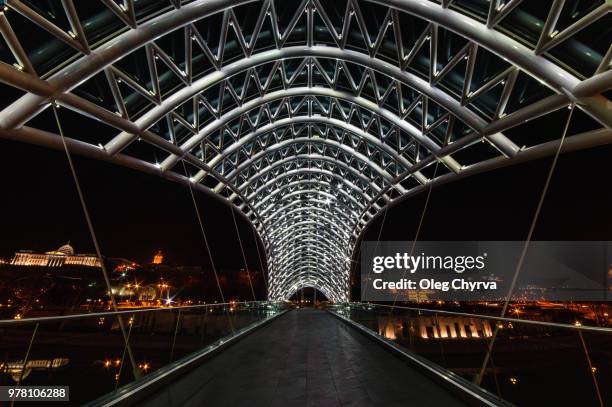 the bridge of peace at night, tbilisi. - bridge of peace georgia tbilisi fotografías e imágenes de stock