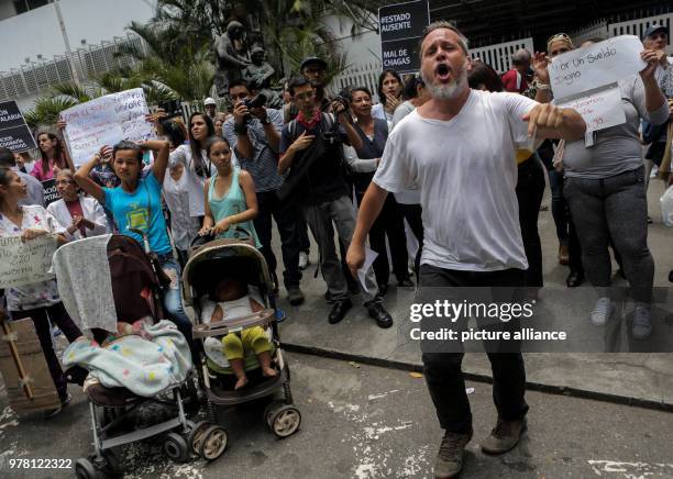 April 2018, Venezuela, Caracas: A man shouts slogans in order to raise awareness for the situation of the health system in Venezuela. There were...