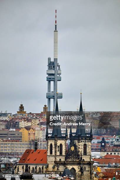 tyn church, television tower and the prague city skyline - týnkerk stockfoto's en -beelden