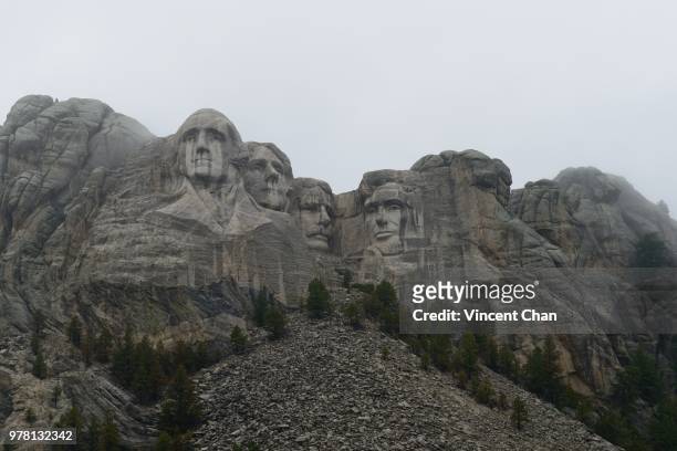 four presidents craved in rushmore mountain, south dakota, usa - vincent stein stock-fotos und bilder