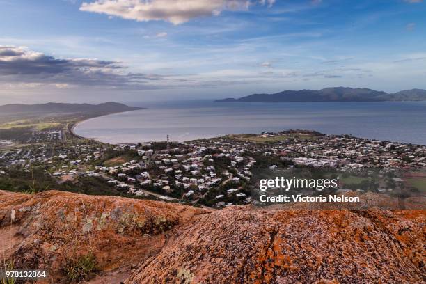 townsville cityscape seen from top of mountain with magnetic island visible, townsville, queensland, australia - townsville stock-fotos und bilder