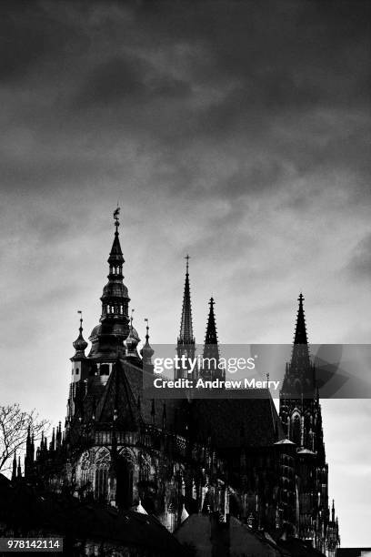 st. vitus cathedral, prague castle, hradcany, at night and illuminated by floodlight against twilight sky - hradcany castle fotografías e imágenes de stock