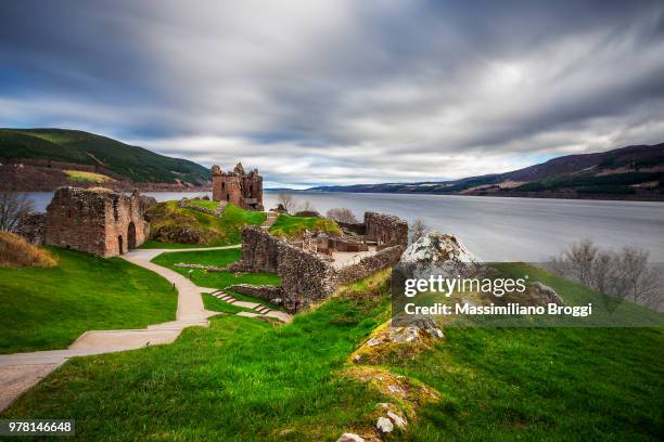 urquhart castle ruins, scotland, uk - loch ness stockfoto's en -beelden