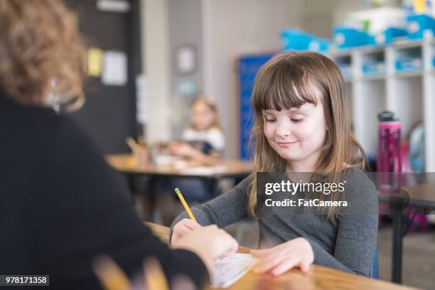 eerste nivelleermachines in de klas - advance 2018 exam stockfoto's en -beelden