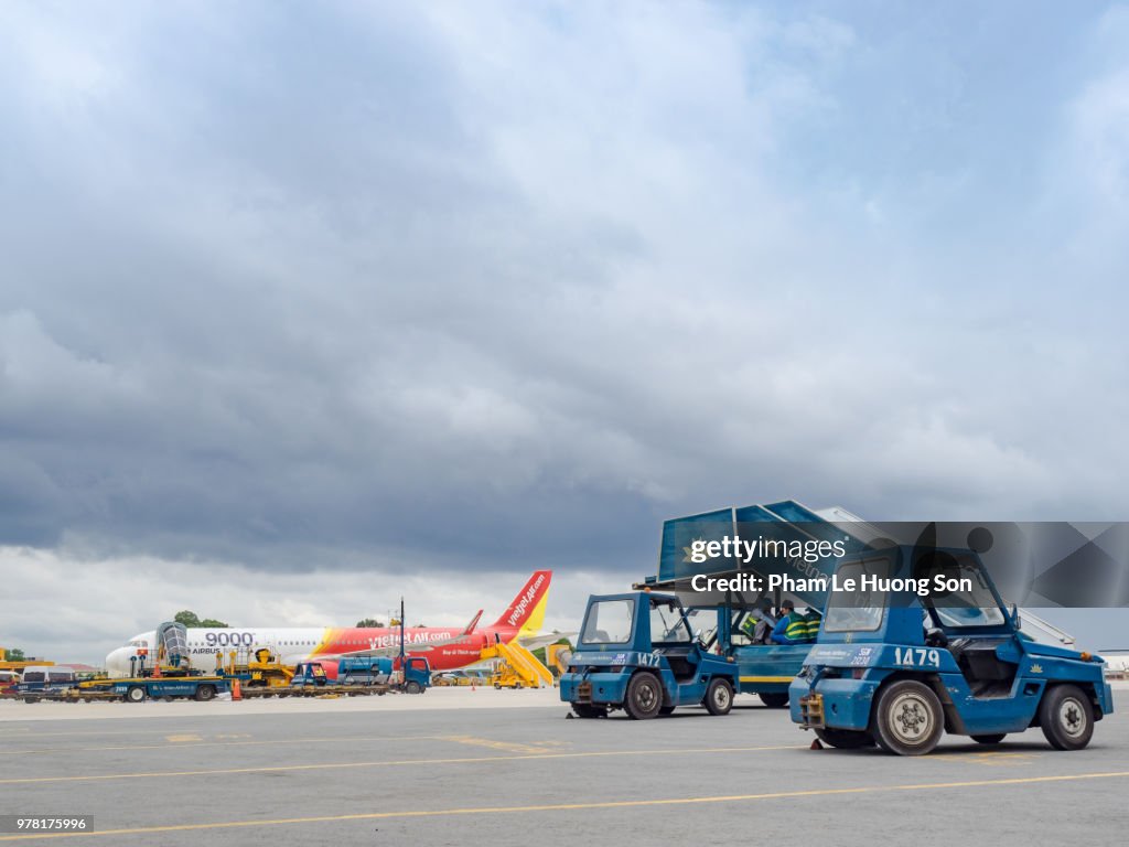 Airbus 321 of Vietjet Air are refilling and loading on the tarmac of Tan Son Nhat Airport