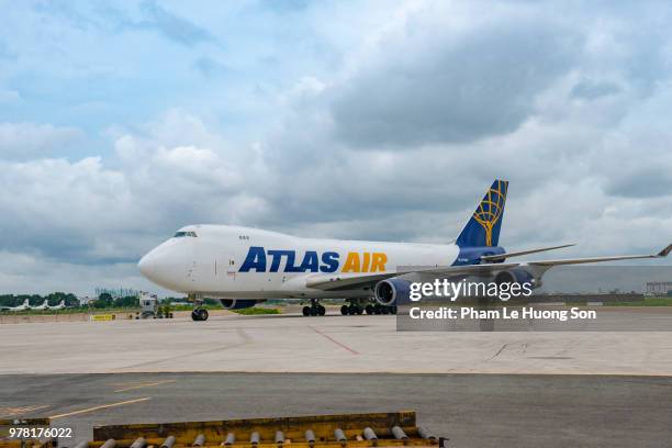 boeing 747-400 freighter of atlas air on the runway of tan son nhat airport - boeing 747 400 stock pictures, royalty-free photos & images