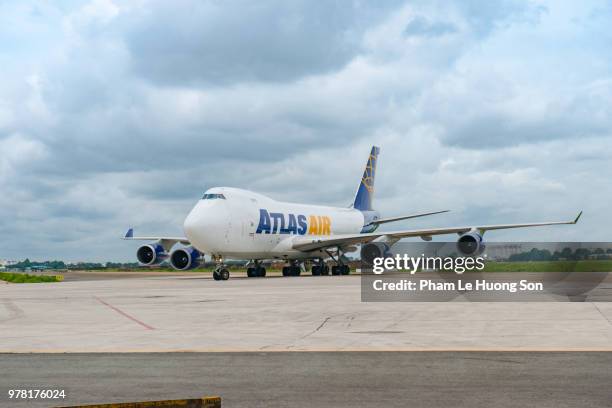 boeing 747-400 freighter of atlas air on the runway of tan son nhat airport - boeing 747 400 stock pictures, royalty-free photos & images