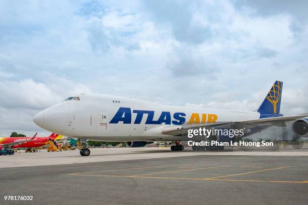 boeing 747-400 freighter of atlas air on the runway of tan son nhat airport - boeing 747 400 stock pictures, royalty-free photos & images