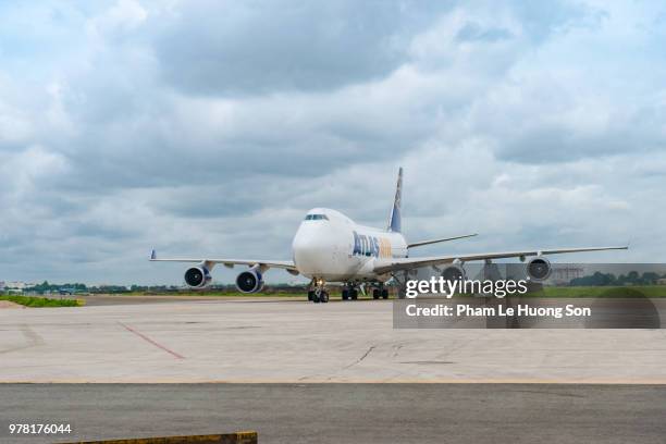 boeing 747-400 freighter of atlas air on the runway of tan son nhat airport - boeing 747 400 stock pictures, royalty-free photos & images