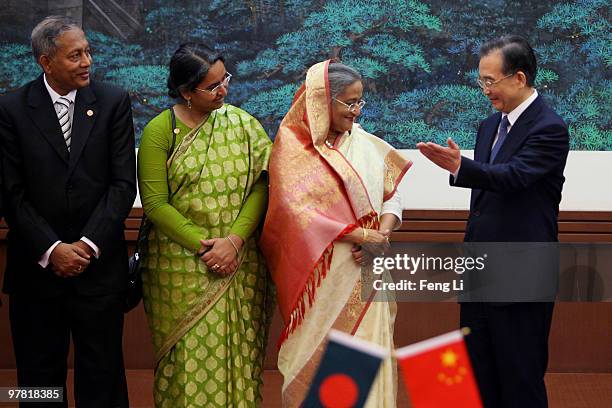 Chinese Premier Wen Jiabao invites Premier of the People's Republic of Bangladesh Ms. Sheikh Hasina to attend the state banquet after a signing...