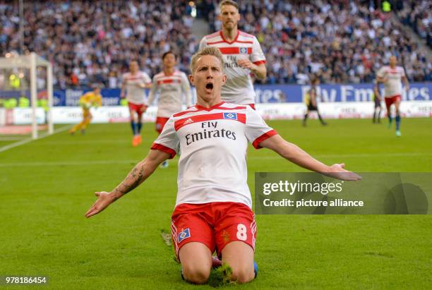 April 2018, Germany, Hamburg: Football, German Bundesliga: Hamburg SV vs SC Freiburg, at the Volksparkstadion. Hamburg's Lewis Holtby and Hamburg's...