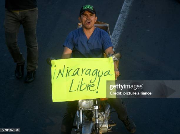 April 2018, Nicaragua, Managua: A protestor holds up a sign reading 'Nicaragua Libre!' . Nicaragua's people are protesting an increase in taxation as...
