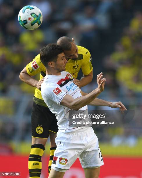 Dpatop - Dortmund's Omer Toprak battles for the ball with Leverkusen's Lucas Alario during the German Bundesliga soccer match between Borussia...
