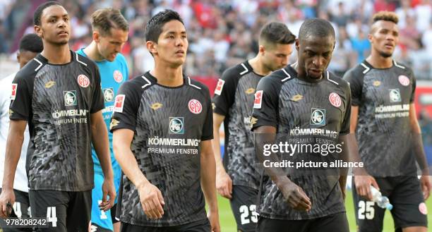 Dpatop - 22 April 2018, Germany, Augsburg: soccer, Bundesliga, FC Augsburg - FSV Mainz 05, WWK-Arena. Mainz's player Abdou Diallo, goalkeeper Rene...