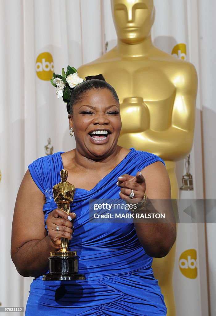 Mo'nique celebrates her Oscar for a Best