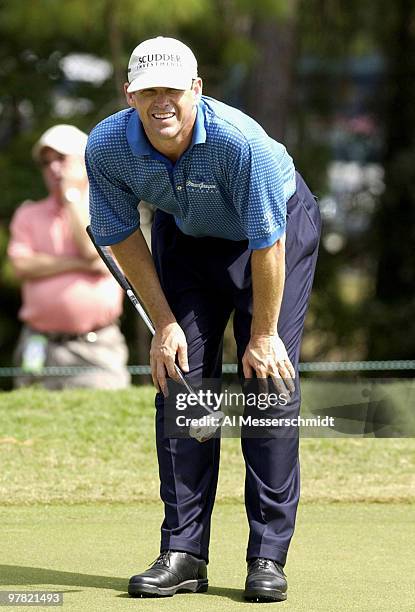 Lee Janzen lines up a putt on the eighth hole at the Chrysler Championship, Friday, October 31, 2003 at Palm Harbor, Florida.