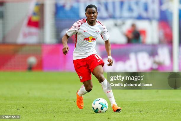 April 2018, Germany, Leipzig: Football, German Bundesliga, RB Leipzig vs 1899 Hoffenheim at the Red Bull Arena: Leipzig's Ademola Lookman in action....