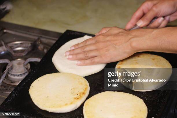 cooking venezuelan arepas - cultura de venezuela fotografías e imágenes de stock