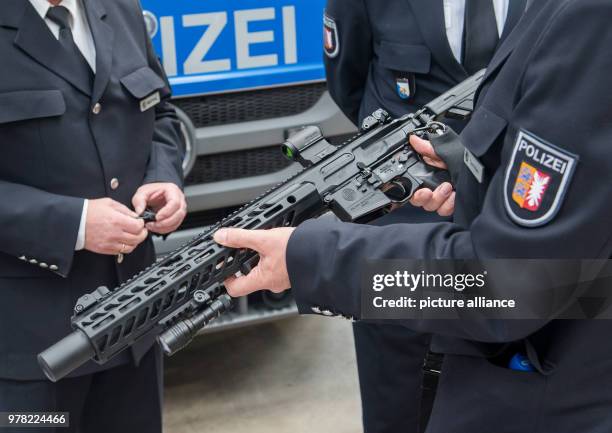 April 2018, Germany, Kiel: A new multicaliber assault rifle of the type MCX of manufacturer Sig Sauer. Schleswig-Holstein's police acquired a better...