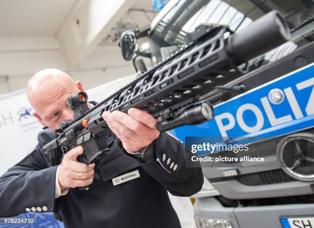 Dpatop - Police commissioner Holger Westphal aims the new multicaliber type MCX assault rifle of the manufacturer Sig Sauer in Kiel, Germany, 23...