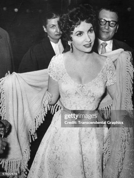 Italian film actress Gina Lollabrigida arrives for a screenin at the Berlin Film Festival, Berlin, Germany, mid June 1954.