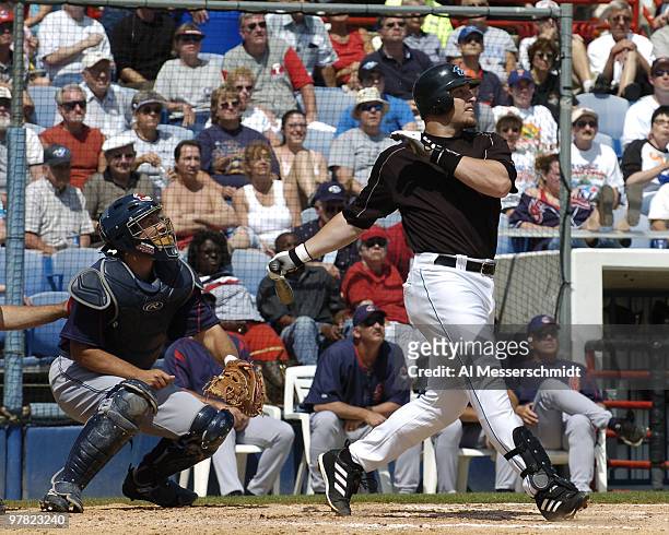 Toronto Blue Jays infielder Eric Hinske bats against the Cleveland Indians in Dunedin, Florida, March 23, 2004.