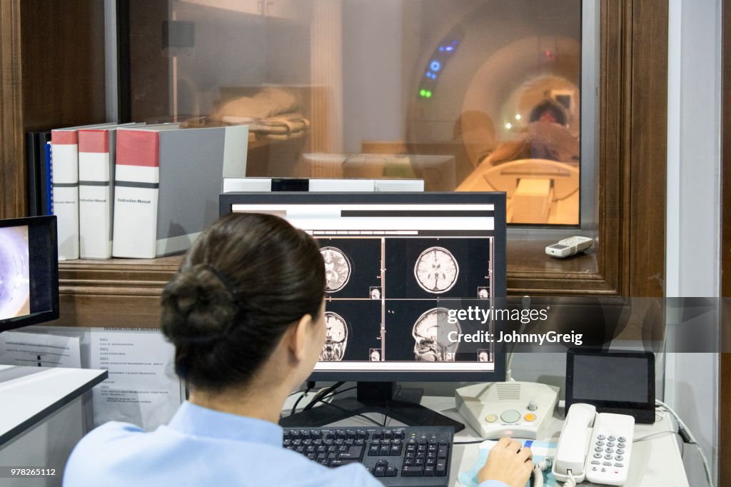 Mri Scan Computer Radiographer Looking At Mri Scan On Computer Screen High-Res Stock ...