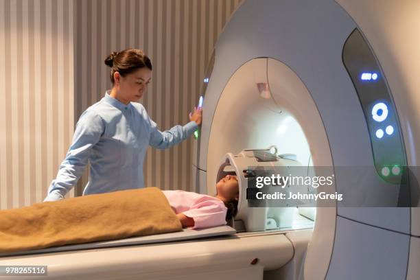 chica acostado en cama de resonancia - pet scan machine fotografías e imágenes de stock