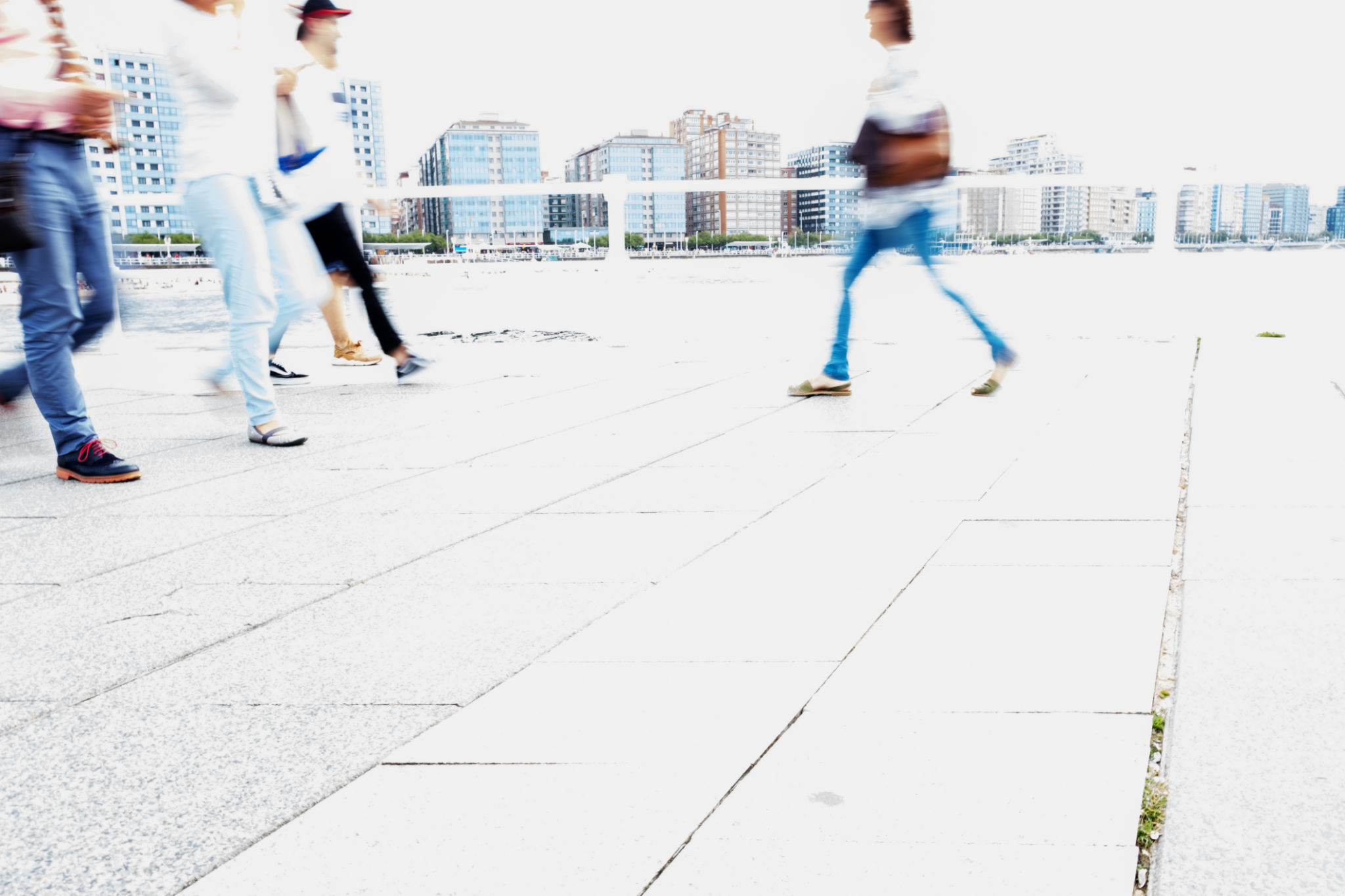 personas caminando ciudad