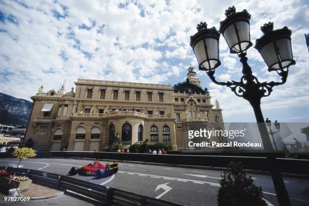 Nigel Mansell drives the Scuderia Ferrari 641 during practice for the Grand Prix of Monaco on 26 May 1990 on the streets of the Principality of...
