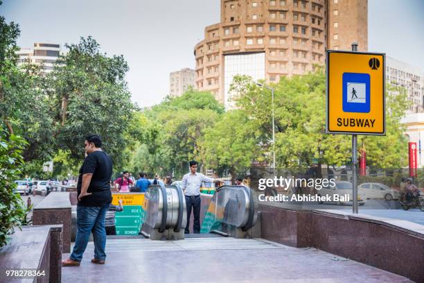 subway in connaught place - デリーの地下鉄 ストックフォトと画像