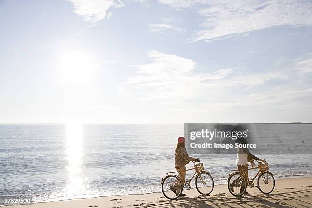 Women By The Sea With Bicycles, 照片檔