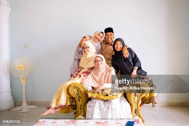 portret van moslim-familie op eid mubarak - eid mubarak stockfoto's en -beelden