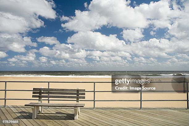 bench on boardwalk - passeio de tábuas imagens e fotografias de stock