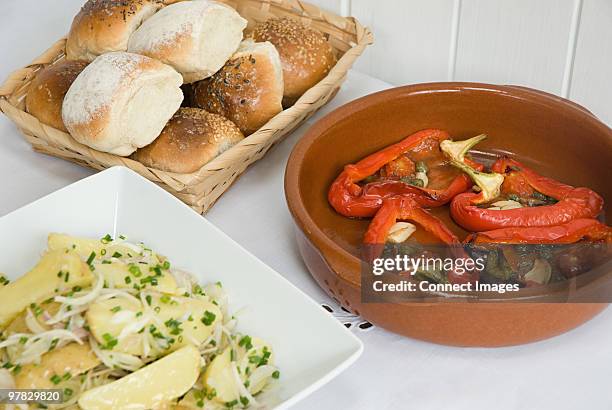 potato and roast pepper dishes with bread rolls - pimiento rojo asado fotografías e imágenes de stock
