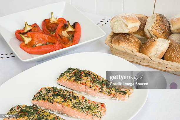 poached salmon with roasted peppers and bread rolls - pimentão vermelho assado - fotografias e filmes do acervo