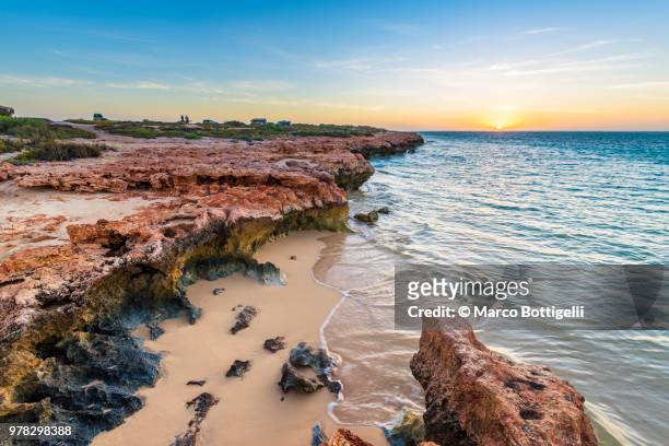 rocky beach at sunset, western australia. - australia occidental fotografías e imágenes de stock
