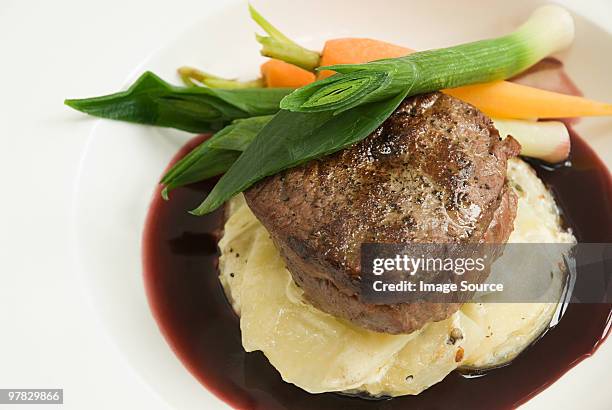 beef with dauphinoise potatoes and vegetables - jus imagens e fotografias de stock