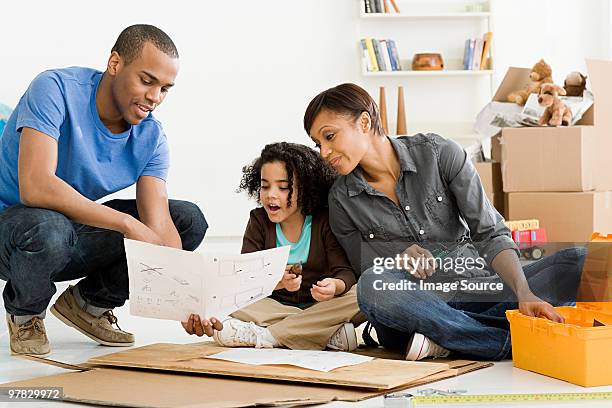 chica y padres edificio muebles - manual fotografías e imágenes de stock